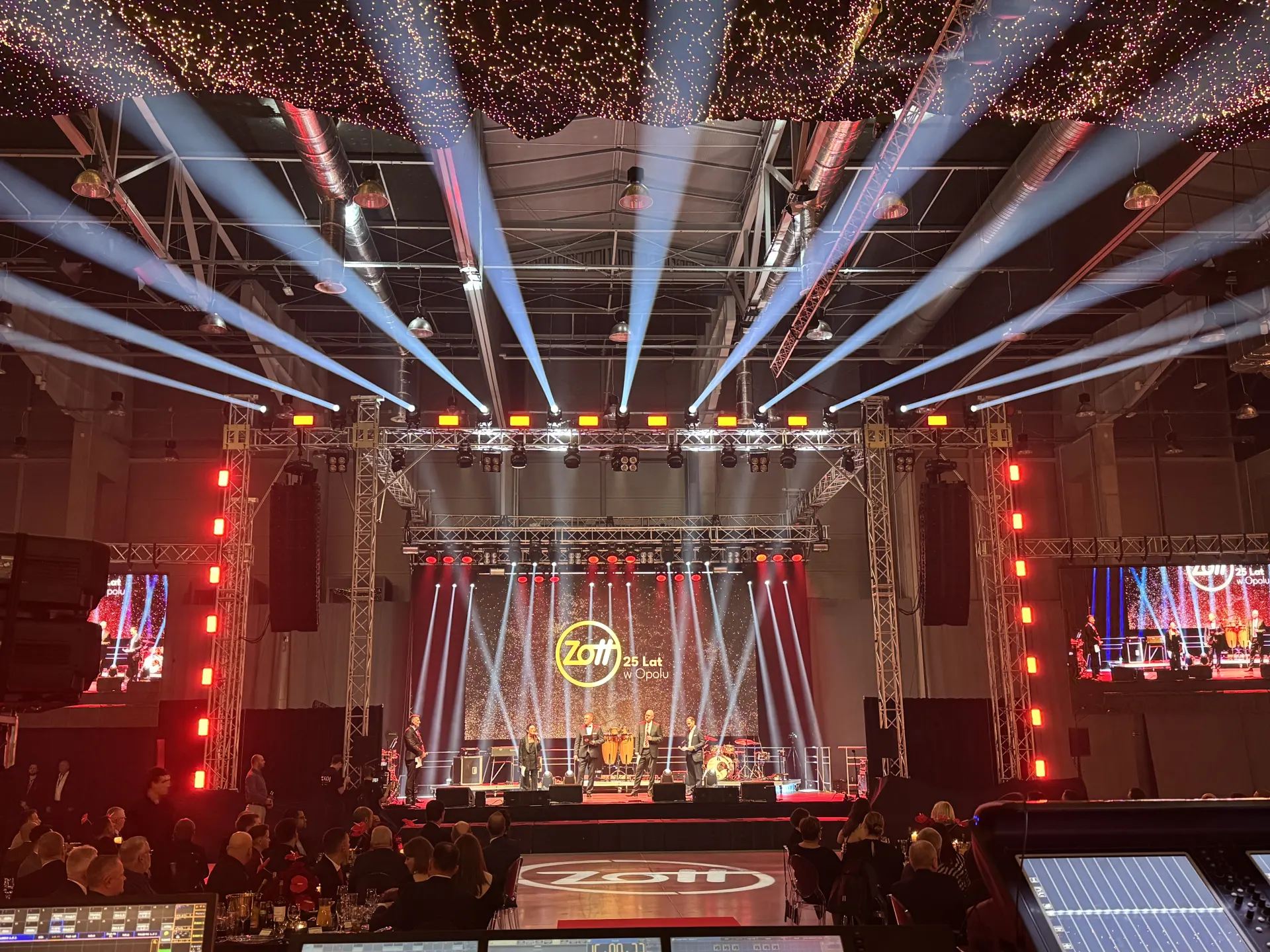 Oświetlenie sceniczne — gala 25 lat Zott w Opolu